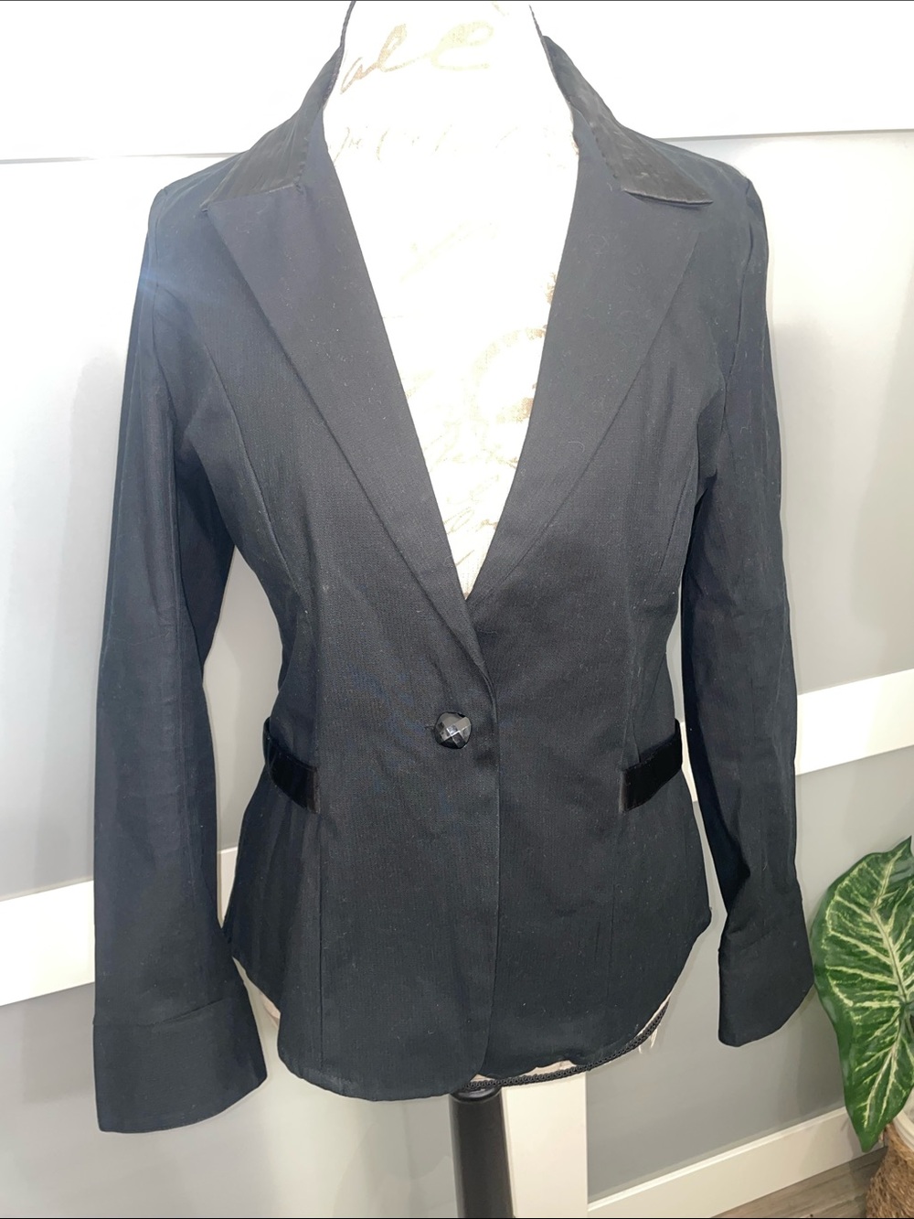 Classic Tuxedo-Style Black Women's Single-Button Blazer